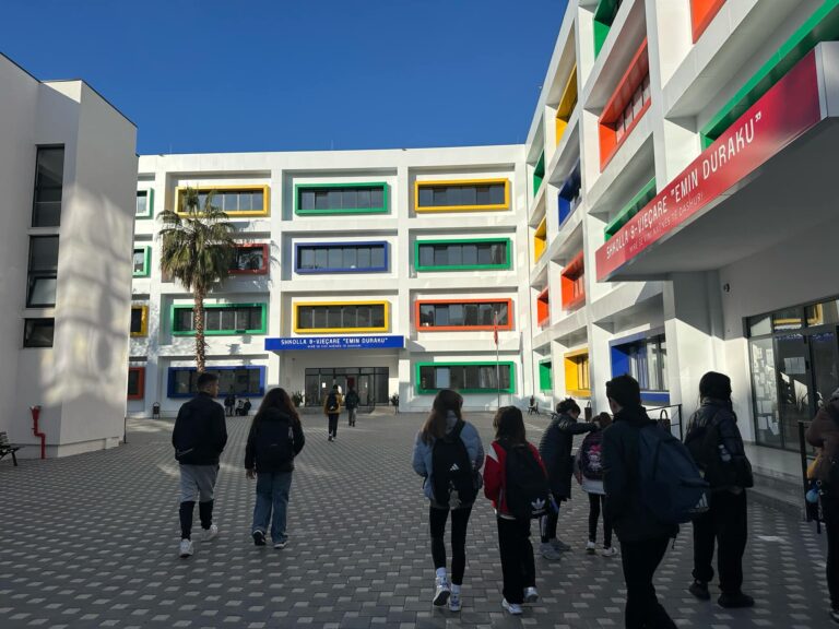 Mbyllja e TikTok, prindërit nuk i përgjigjen Berishës për bojkot të mësimit