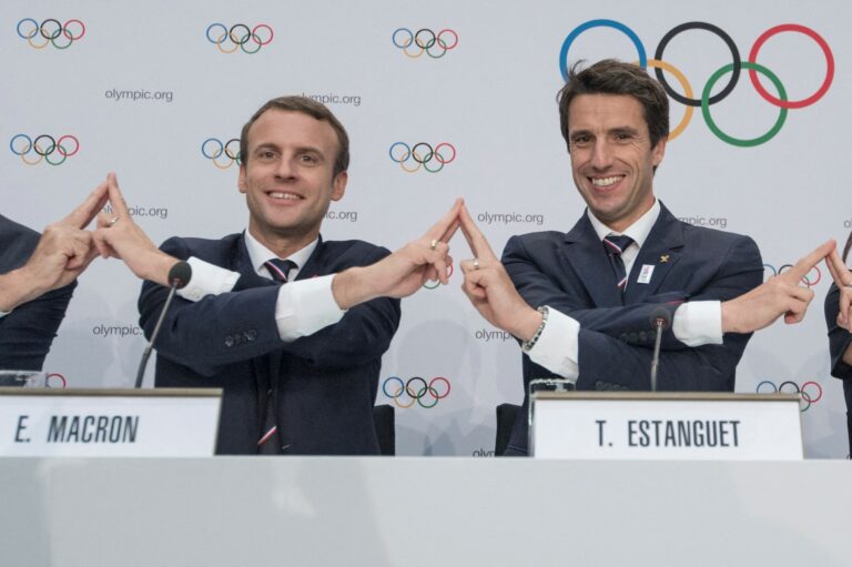 Kjo vendosje e duarve të presidenti Macron nuk simbolizon “Illuminatin”