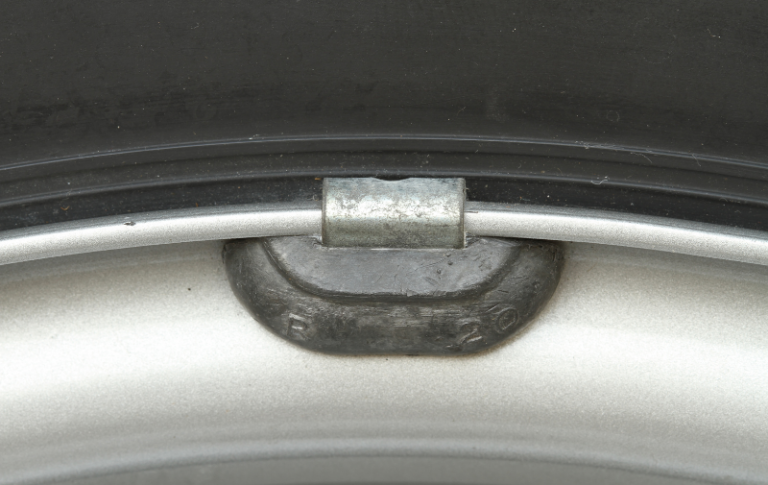 I pabazë alarmi për përgjimin brenda balancuesve të gomave