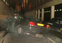 Një fotografi e bërë në Tunelin Alma në Paris, natën e 31 gushtit 1997, tregon Mercedes-in e shkatërruar në të cilin ndodheshin si pasagjerë Princesha Diana dhe shoqëruesi i saj Dodi Al Fayed. Getty Images