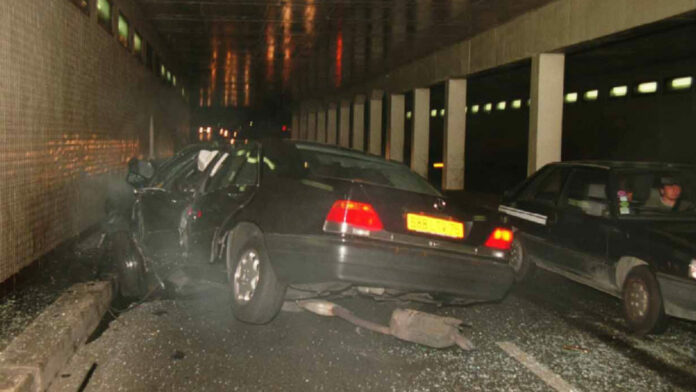 80574748_wide-a550db759f95e4d2014d64f75eaa7637ef851b92-1024x576 Një fotografi e bërë në Tunelin Alma në Paris, natën e 31 gushtit 1997, tregon Mercedes-in e shkatërruar në të cilin ndodheshin si pasagjerë Princesha Diana dhe shoqëruesi i saj Dodi Al Fayed. Getty Images