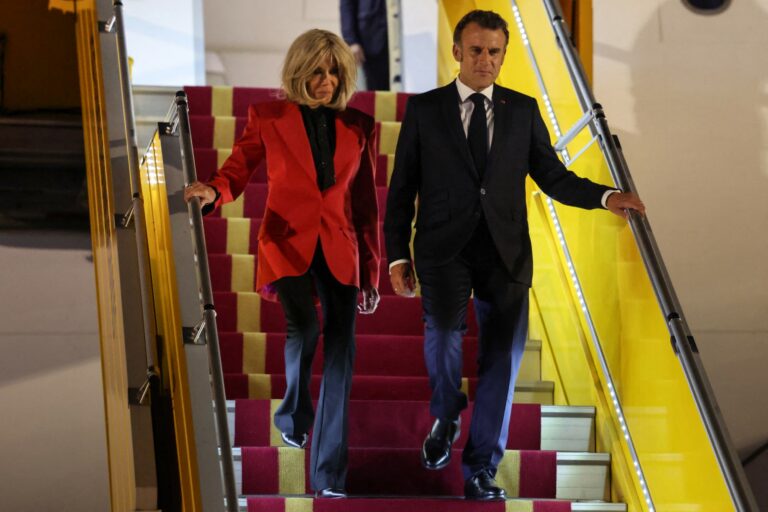 Presidenti Macron nuk u hodh nga shkallët nga bashkëshortja