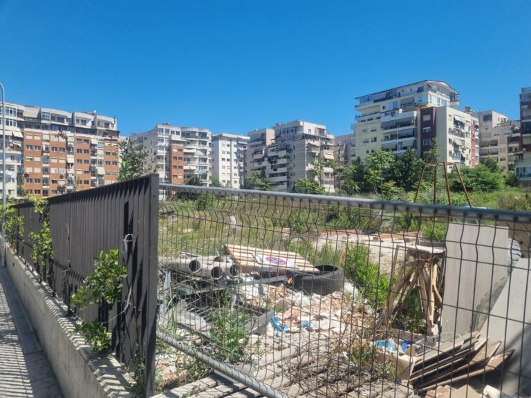 Astir dhe Yzberisht, aty ku shkollat “ngrihen” vetëm për fushatë