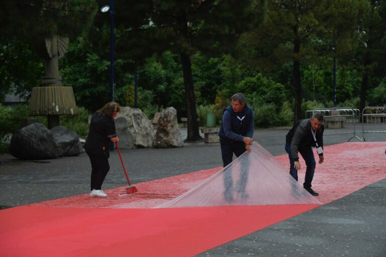 Samiti i “Madh”, dyqane të kyçura dhe qytetarë të bllokuar