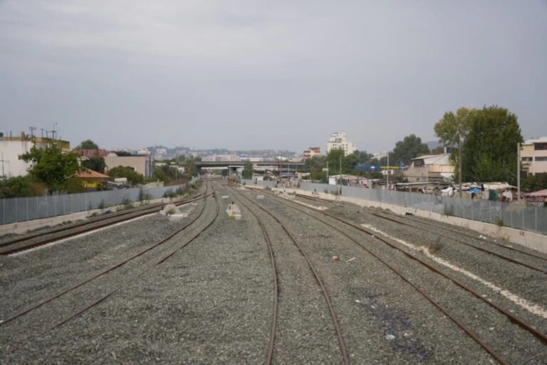 Treni Tiranë–Durrës shtyn nisjen për në 2026