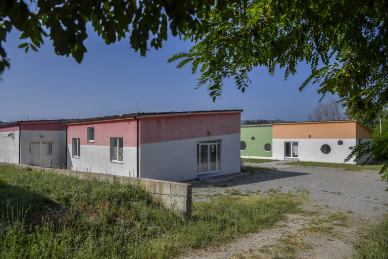 Vetëm 13 km nga Tirana/ Në letër është shkollë, në realitet s’ka asnjë nxënës