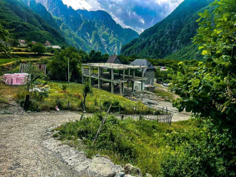 Thethi që “thithi turistët” dhe fadromat e IKMT-së