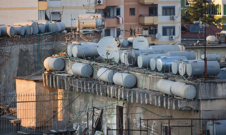 Tri lagje të Tiranës “thahen” për ujë