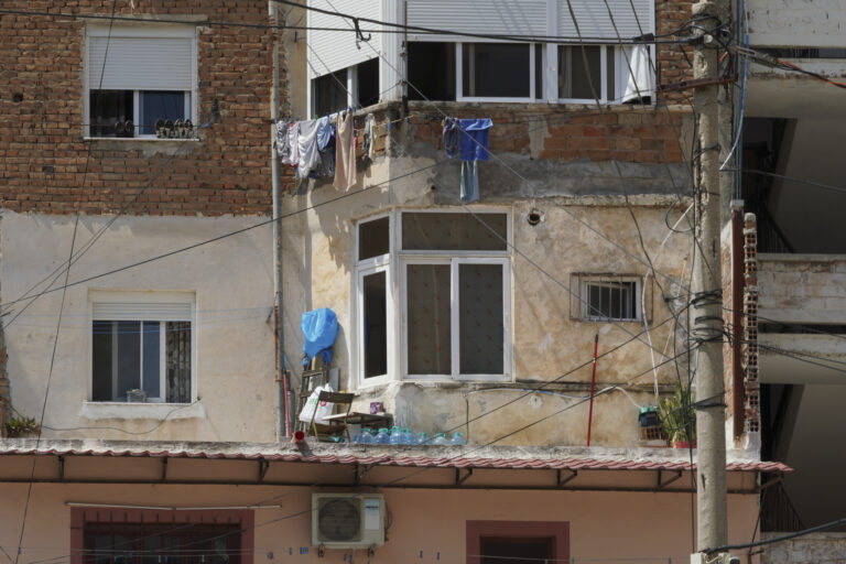 Vlorë, premtime për zgjidhje, por ujë vetëm dy orë, ankesa për ndotje dhe diskriminim Vlorë, premtime për zgjidhje, por ujë vetëm dy orë, ankesa për ndotje dhe diskriminim