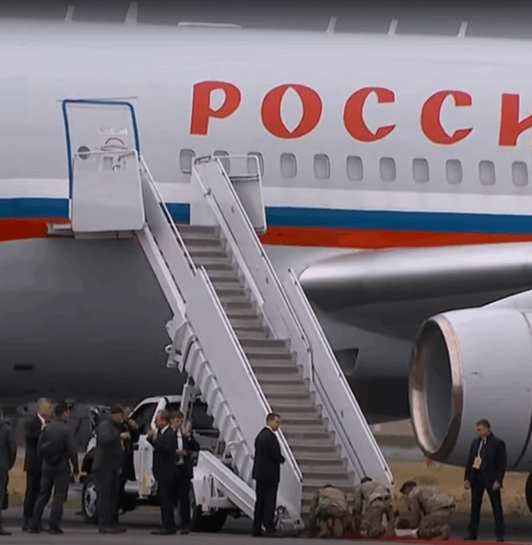 Ushtarët amerikanë nuk iu gjunjëzuan Putin gjatë pritjes në Alaska