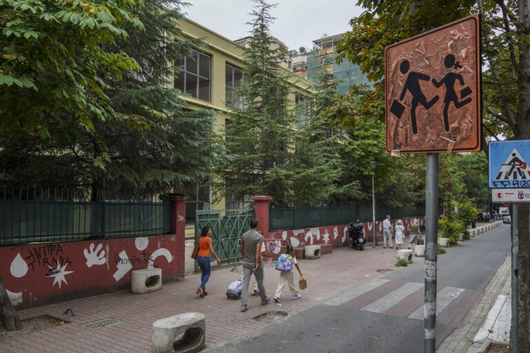 Shkolla “Edith Durham” dhe premtimi i radhës: Fëmijët hyjnë në klasë në tetor… ndoshta