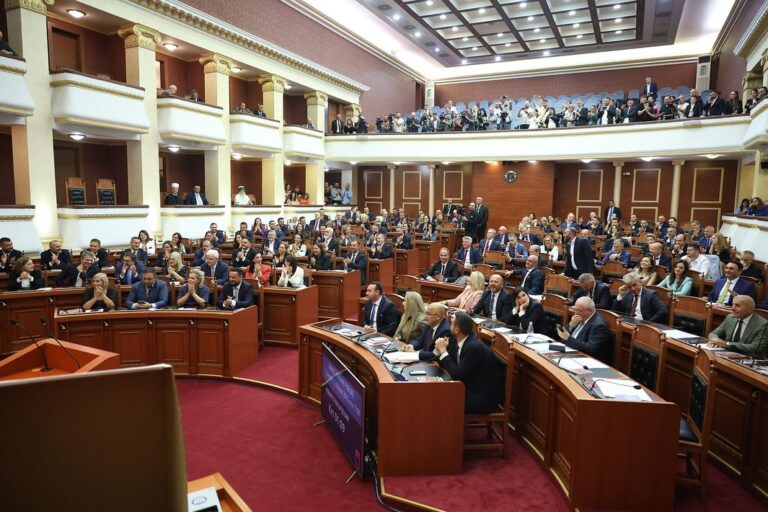 Mazhoranca ndryshon rregulloren e Kuvendit, opozita: U shkel Kushtetuta