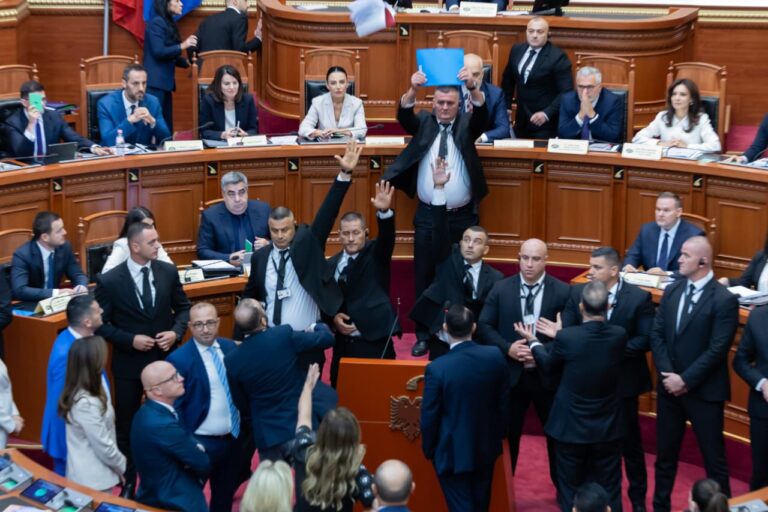 Kuvendi thyen rekord, kalon për 20 minuta programi që nuk u paraqit dhe qeveria e re  