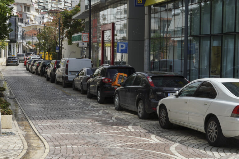 Parkimet në Sarandë, “mision i vështirë” përgjatë sezonit turistik