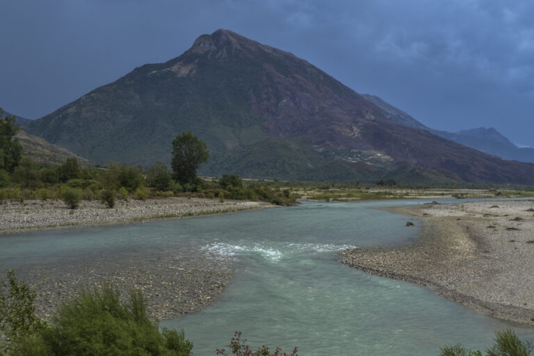 Vjosa mes plehrash dhe shfrytëzimit të ujit 