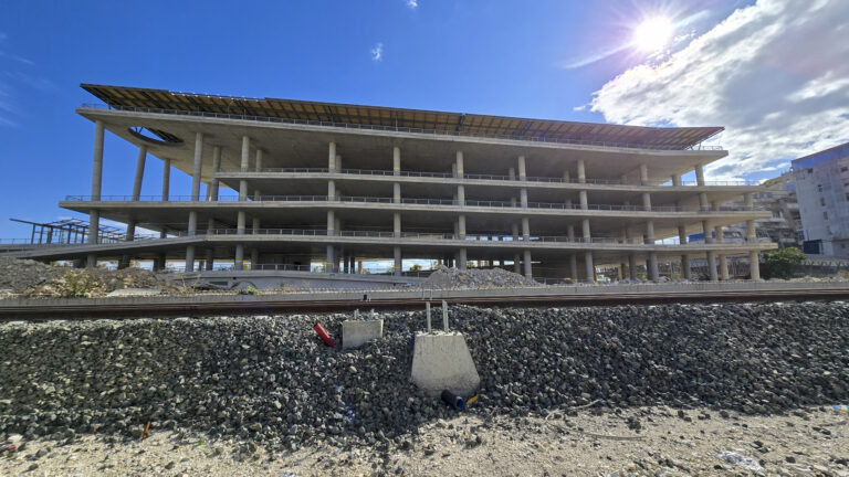 Parkingu publik me kate në qendër të Durrësit, ende jofunksional