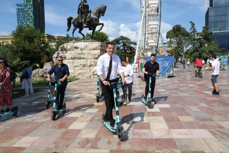 Monopatinat elektrike, nga promovimi tek ndalimi