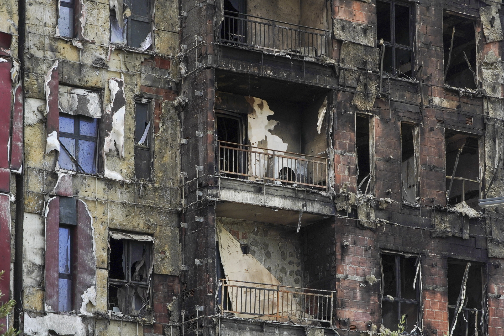 Ndertesa e Djegur_5 Maji_041