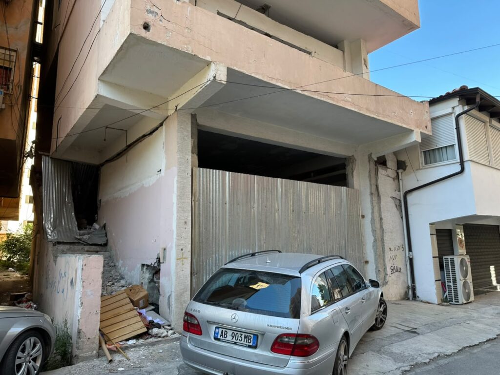 Pallatet e dëmtuara nga tërmeti
në lagjen nr.5