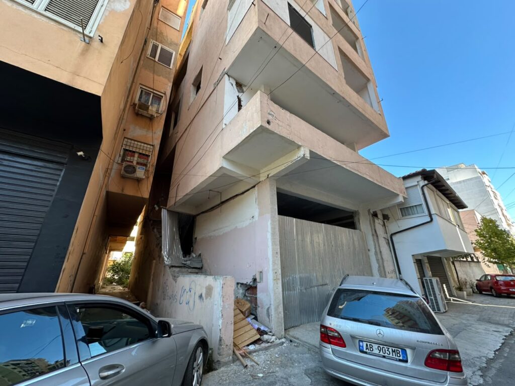 Pallatet e dëmtuara nga tërmeti
në lagjen nr.5