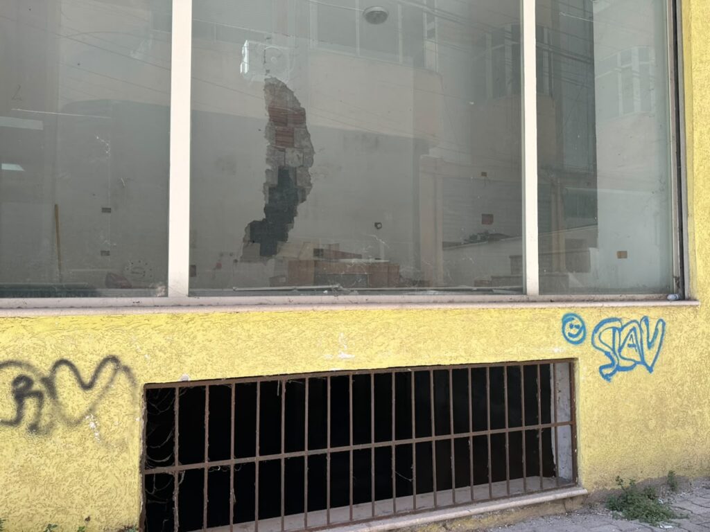 Pallatet e dëmtuara nga tërmeti
në lagjen nr.5