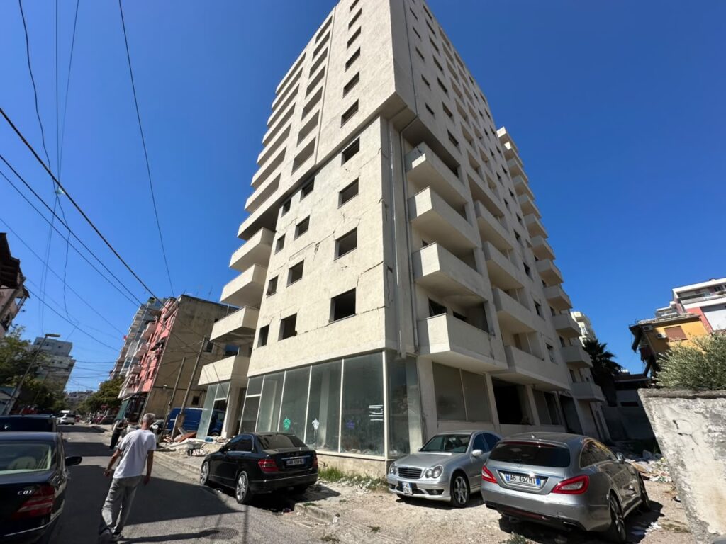 Pallatet e dëmtuara nga tërmeti
në lagjen nr.5