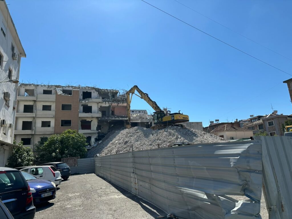 Pallati që po shembet