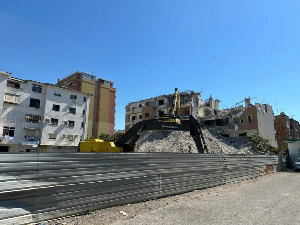 Pallati që po shembet