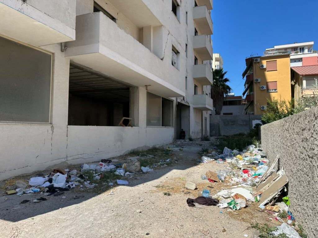 Pallatet e dëmtuara nga tërmeti
në lagjen nr.5