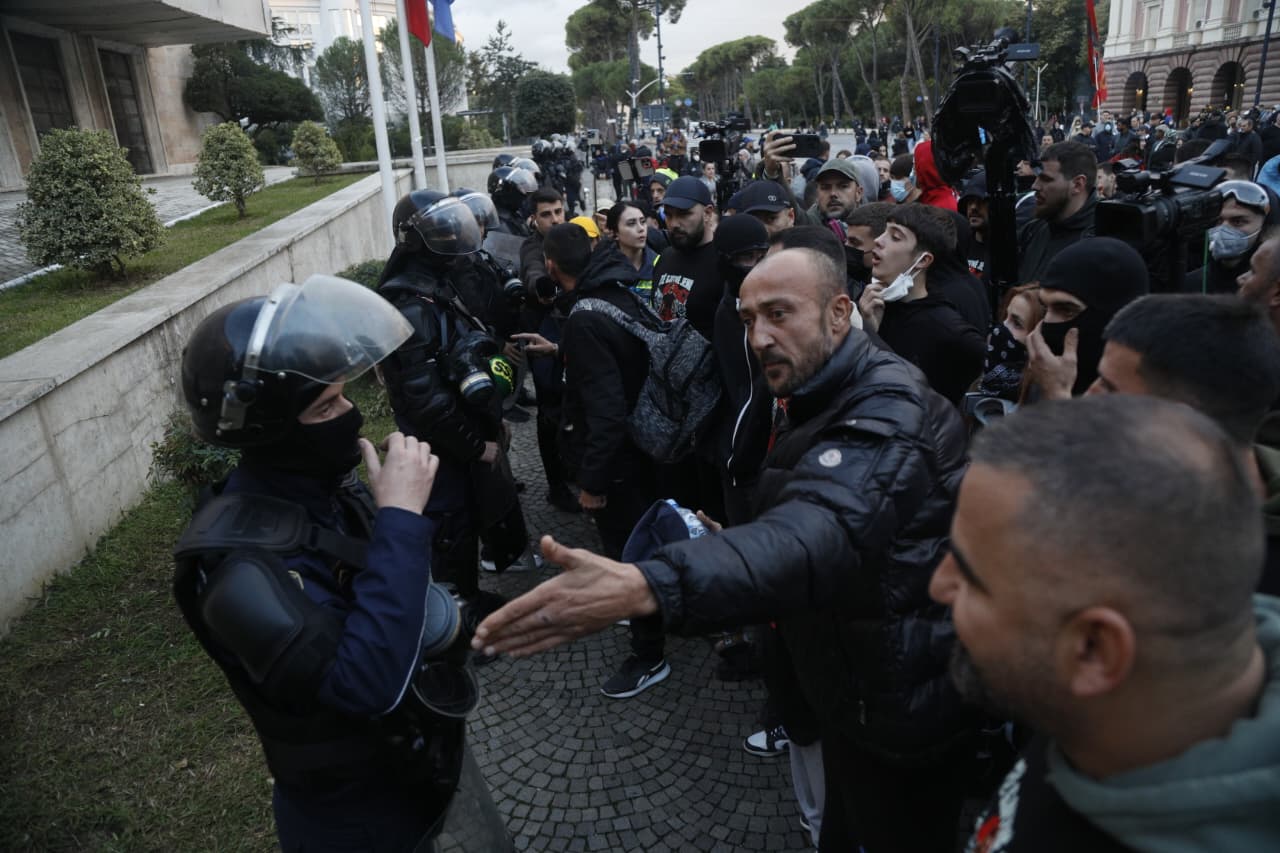 Foto nga burimi: Paketa e masave ndaj protestave, KE për Faktoje: S’kemi qenë të përfshirë, do monitorojmë të drejtat themelore
