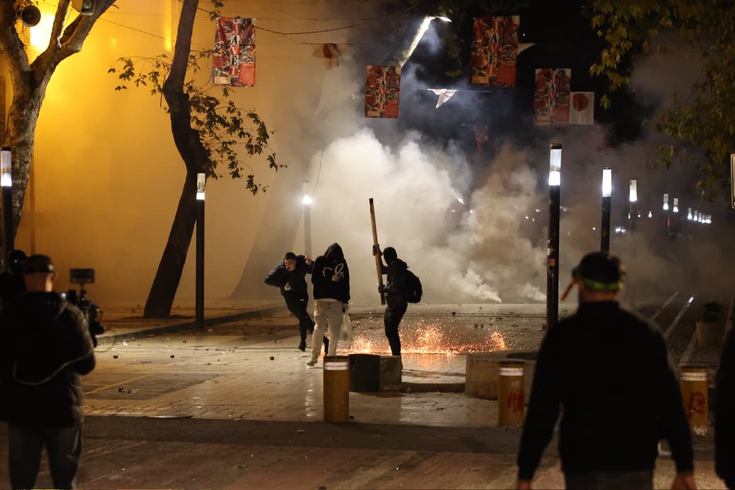 Foto nga burimi: Guerrilje me molotovë dhe gaz lotsjellës në Tiranë