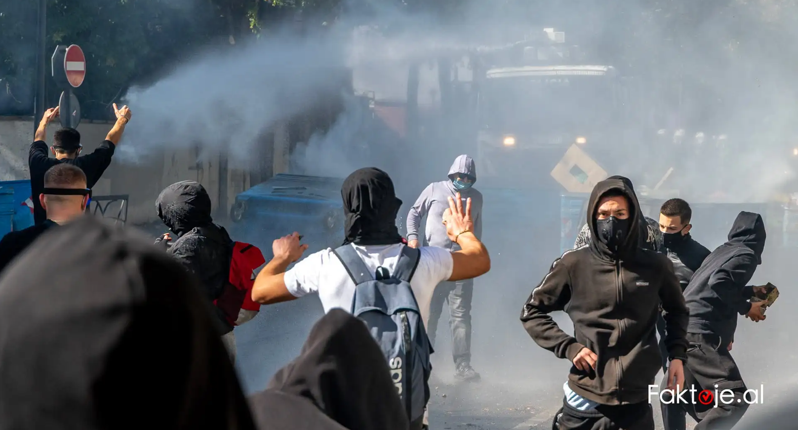 Foto nga burimi: Bilanci i protestave, 269 të mitur u shoqëruan në polici