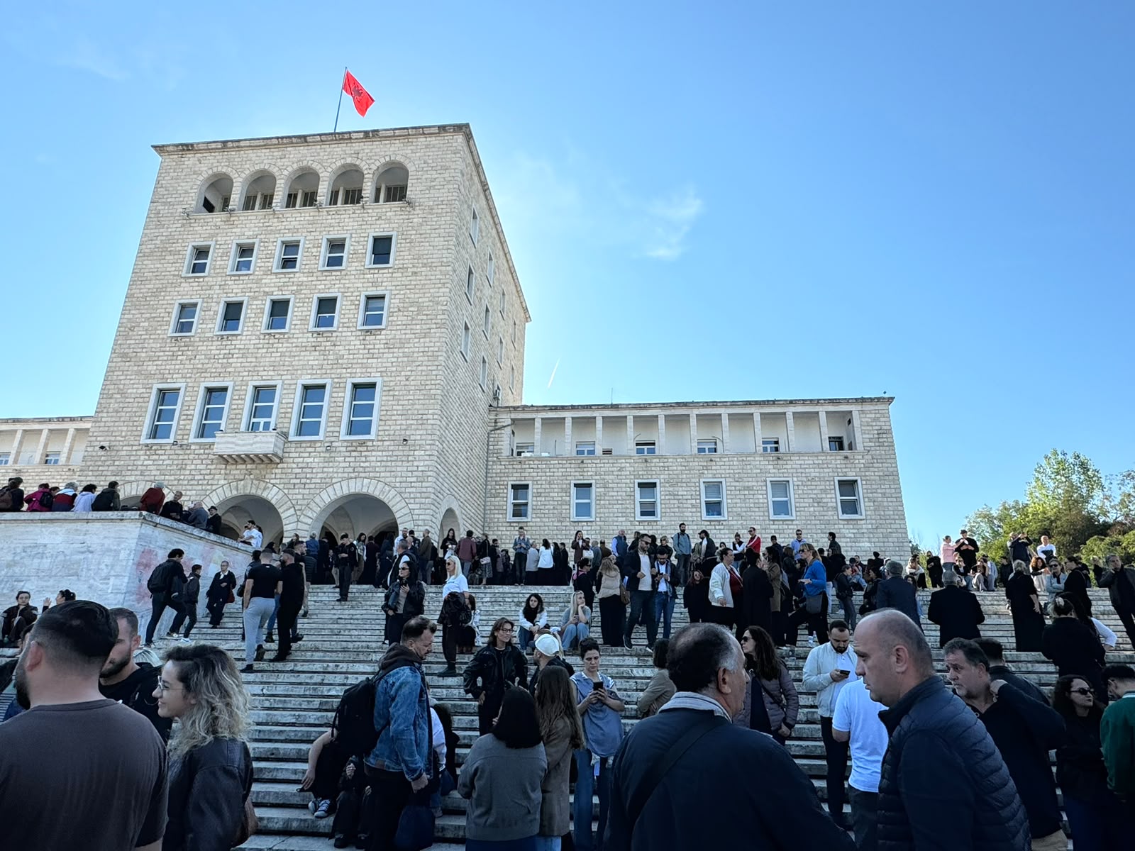 Foto nga burimi: Nga auditorët në shesh, çfarë po kërkojnë pedagogët