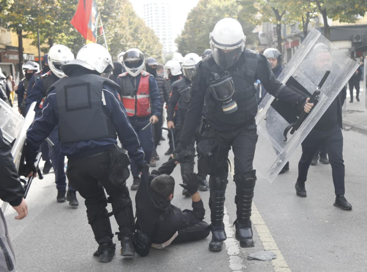 Foto nga burimi: Policia me qarkore urgjente, ndalimi i kontrollit të telefonave dhe mbrojtja e të miturve