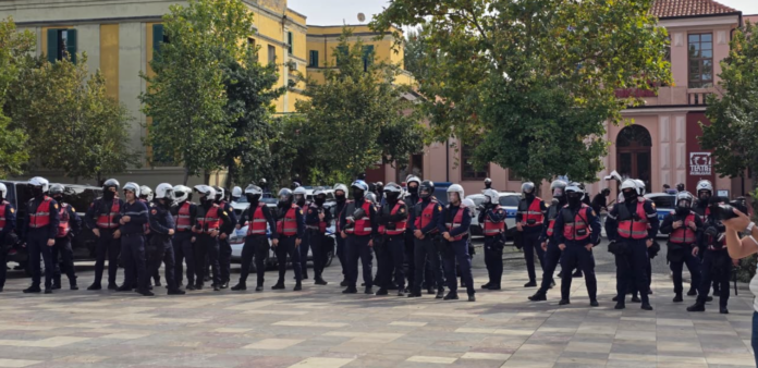 policia te teatri i kukllave