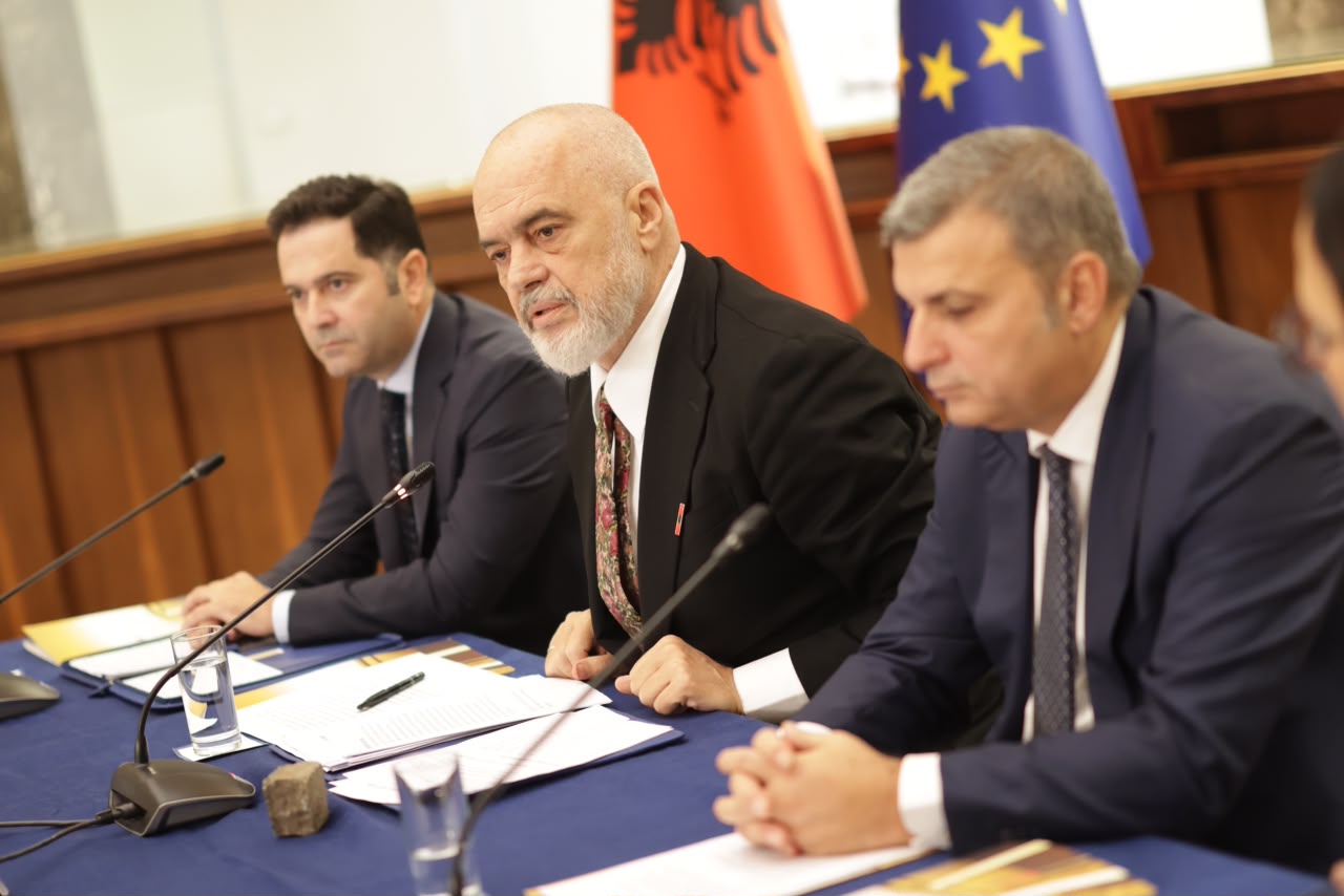 Foto nga burimi: 53 ATM të dëmtuara, 85% e degëve të bankave rikthehen në punë, Rama: Masa si në Francë e Itali